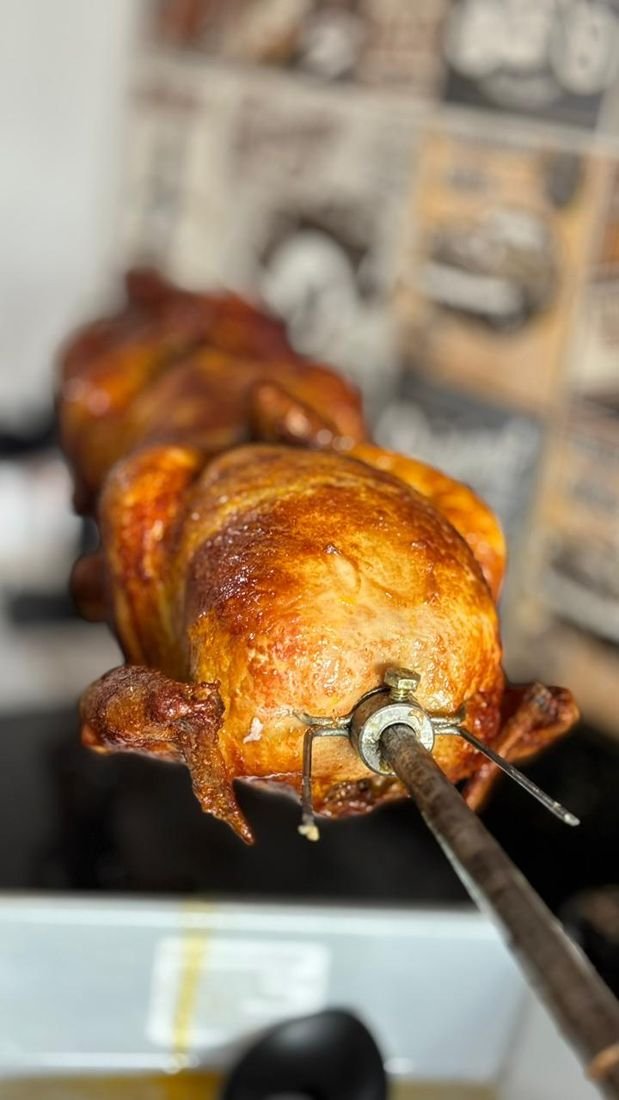 Frango girando na máquina